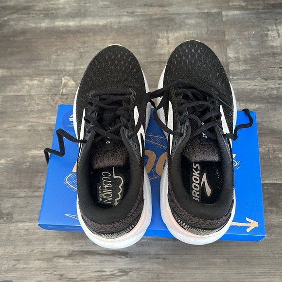 Brooks Black and White Athletic Shoes - Picture 5 of 8